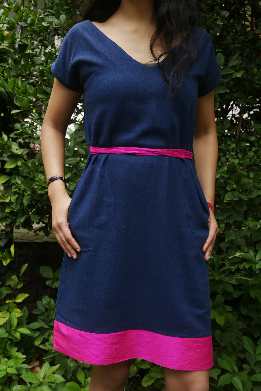 Vestido de lino azul con seda rosa mexicano.