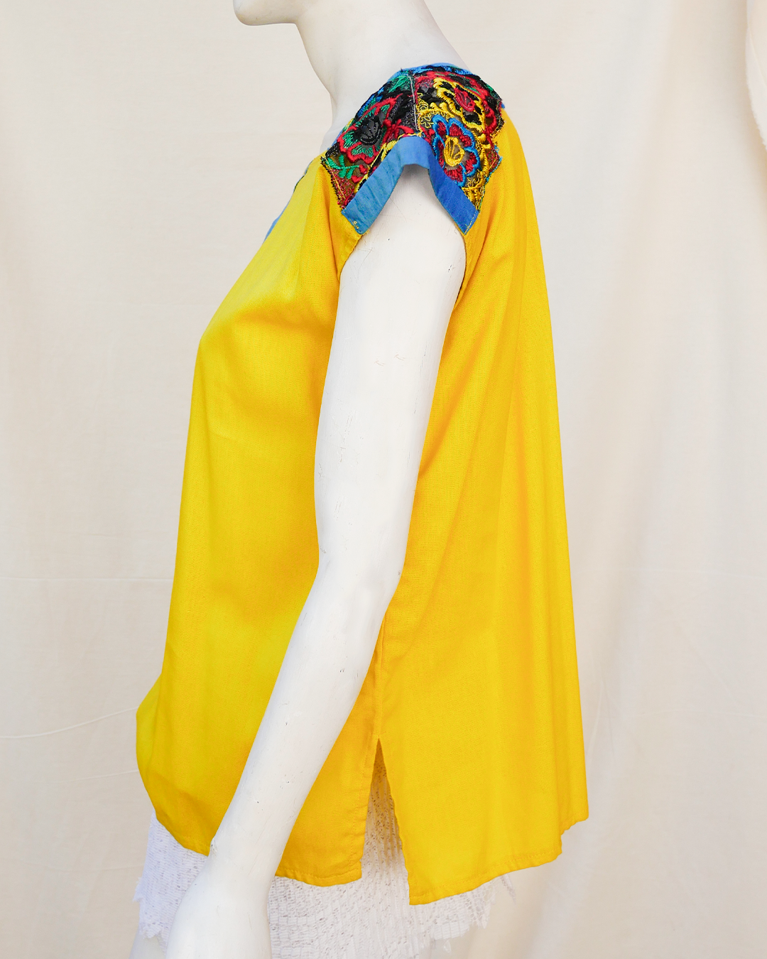 Blusa de lino amarillo con bordes de seda azul con bordado.