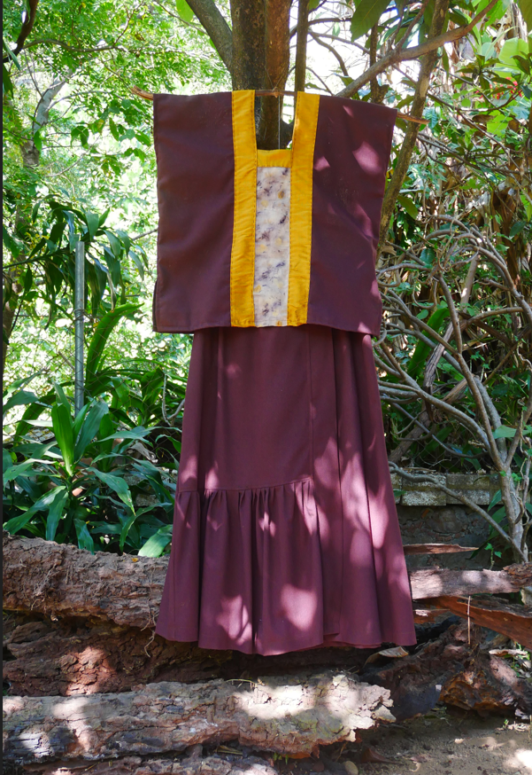 Conjuto huipil café con lino estampado natural.