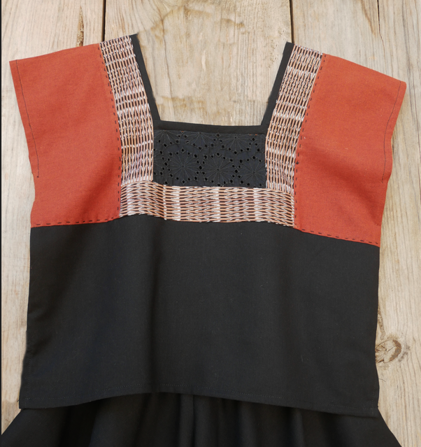 Conjunto de huipil con rebozo.