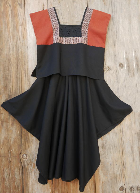 Conjunto de huipil con rebozo.