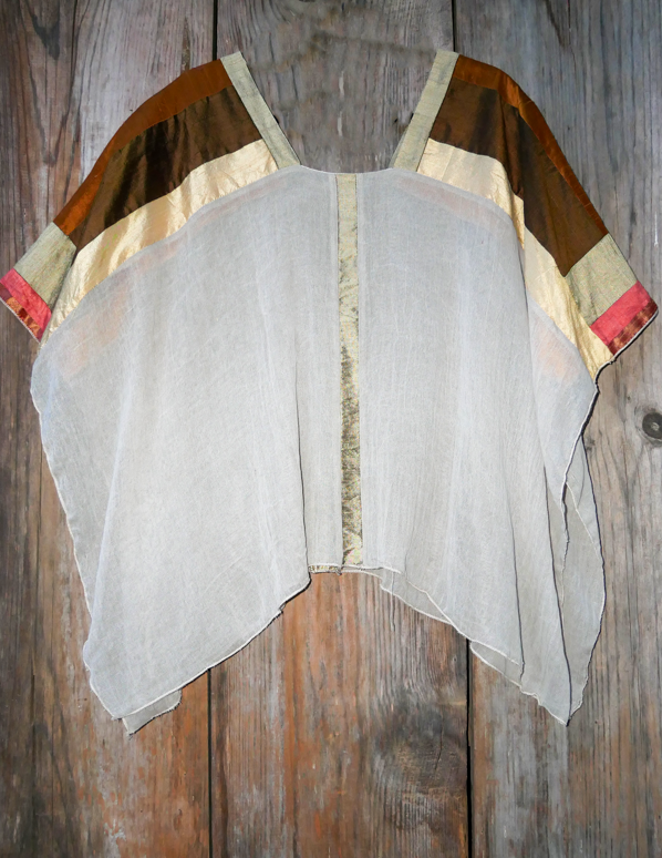 Huipil de algodón con integraciones de seda.