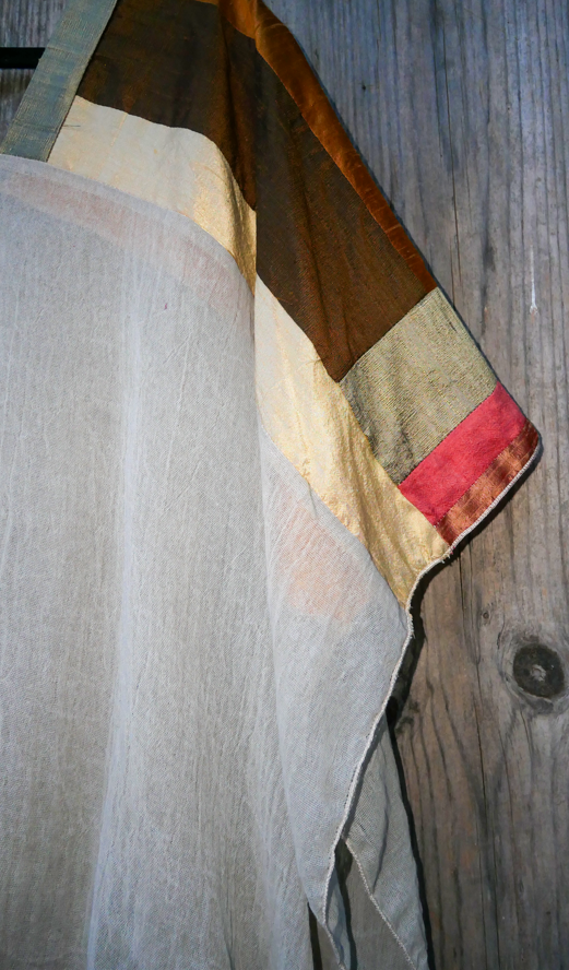 Huipil de algodón con integraciones de seda.