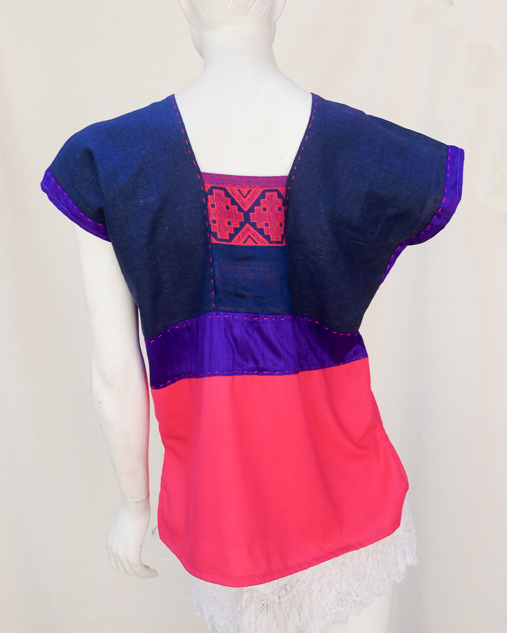 Huipil de lino con seda y bordado único.