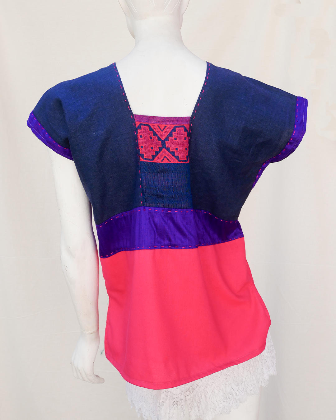 Huipil de lino con seda y bordado único.