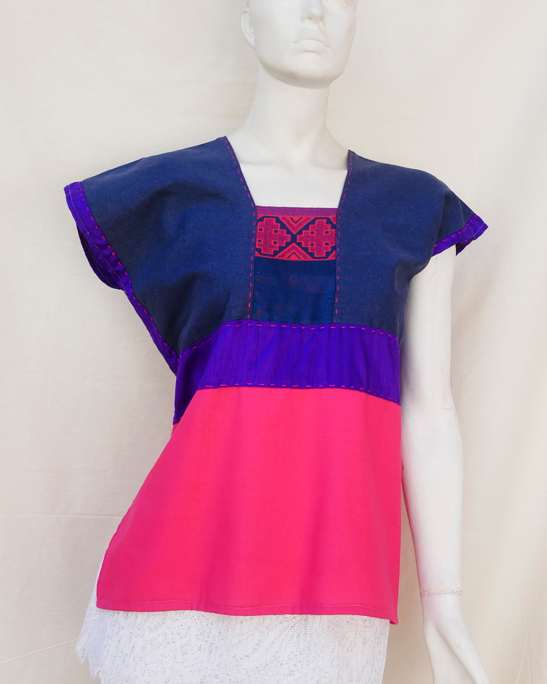 Huipil de lino con seda y bordado único.