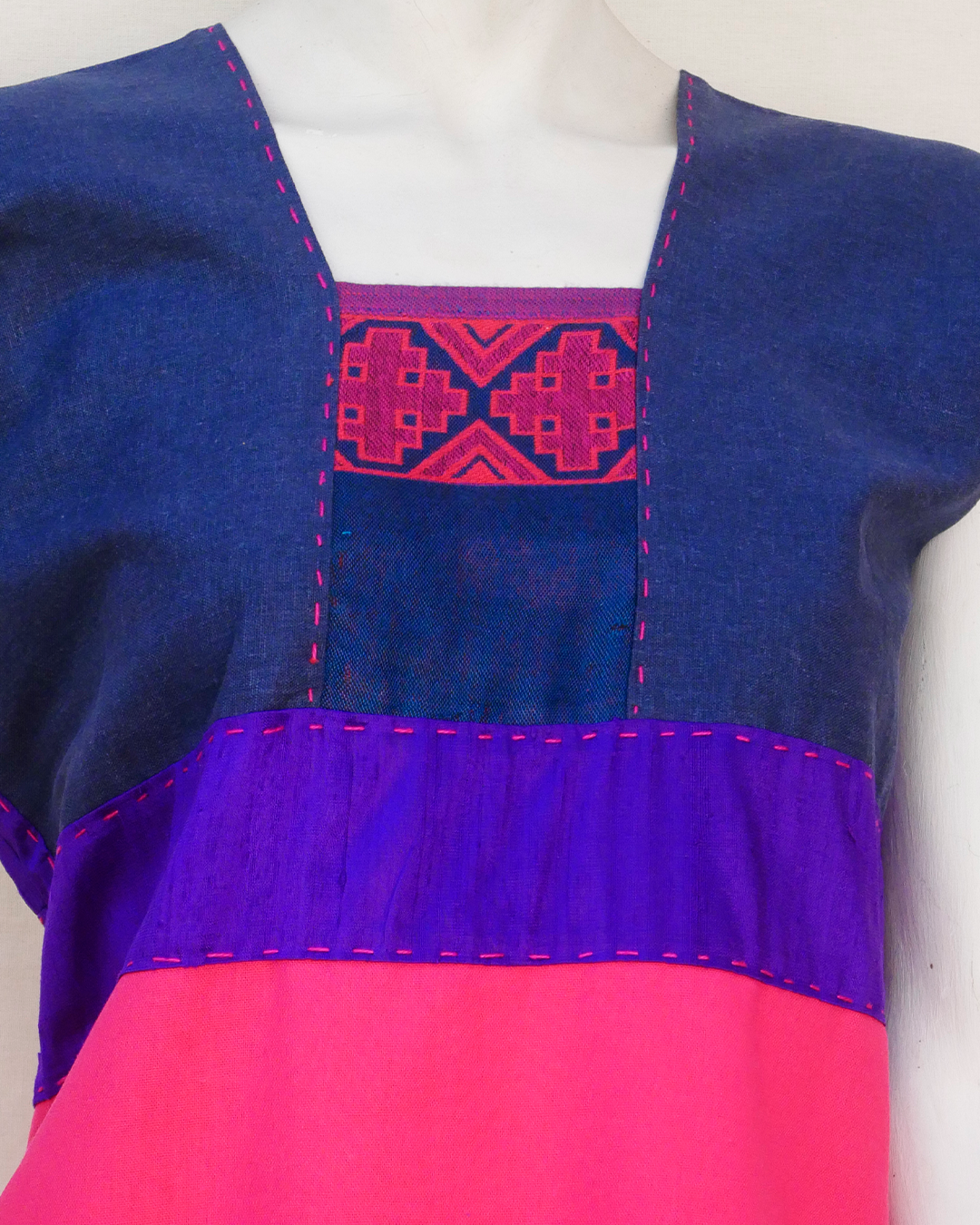 Huipil de lino con seda y bordado único.