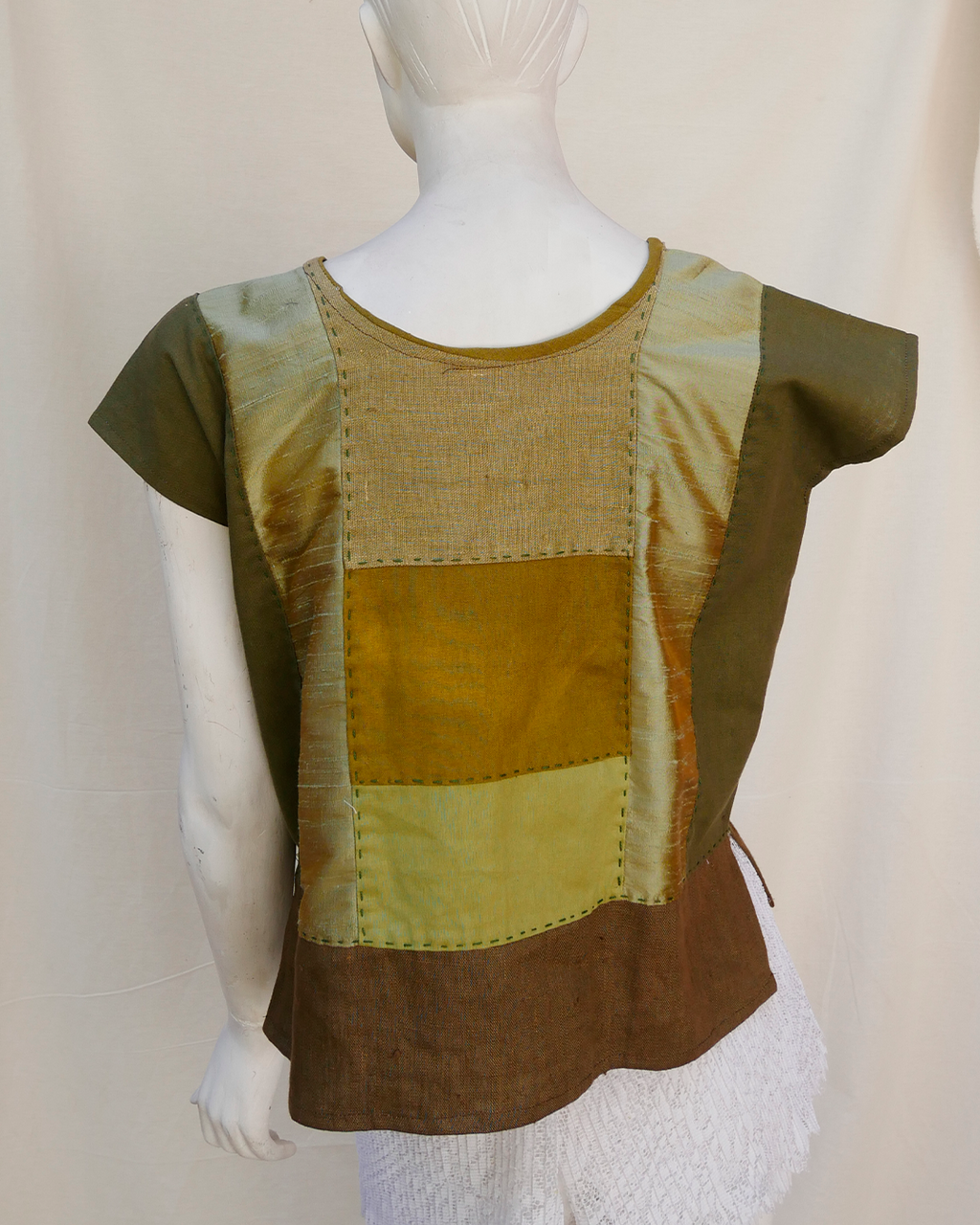 Huipil de lino con seda verde olivo.