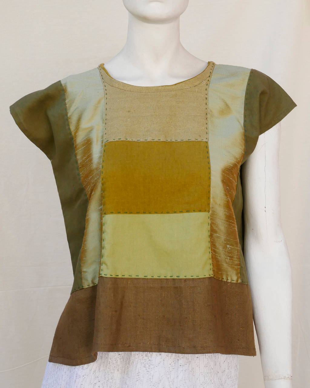 Huipil de lino con seda verde olivo.