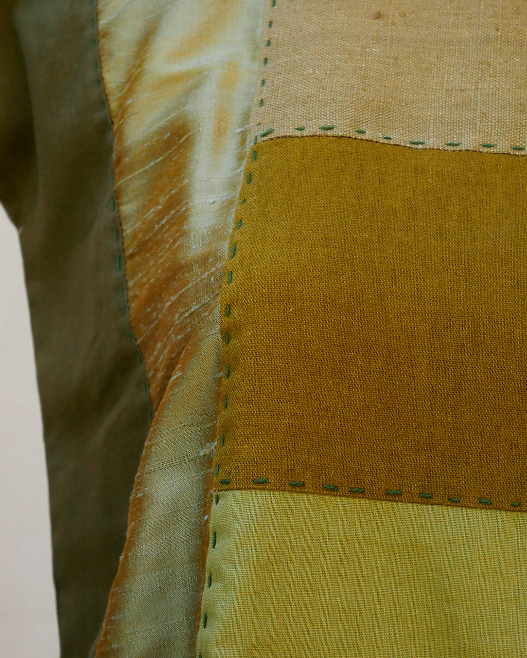 Huipil de lino con seda verde olivo.