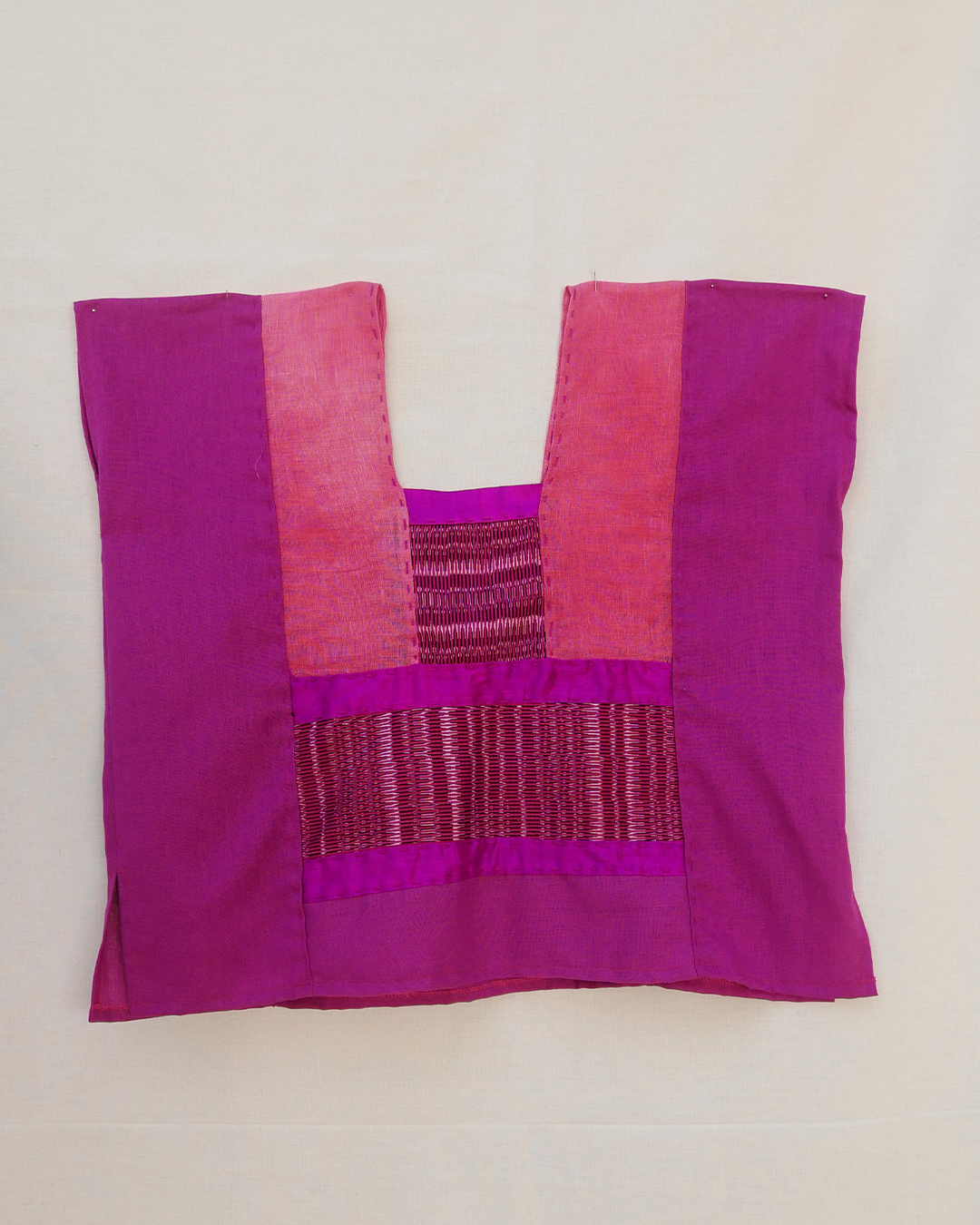 Huipil rosa con lino, algodón, seda y rebozo.