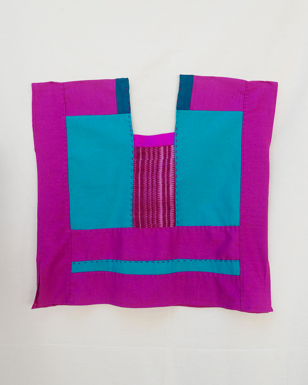 Huipil de lino rosa con integración de rebozo rosa y seda.