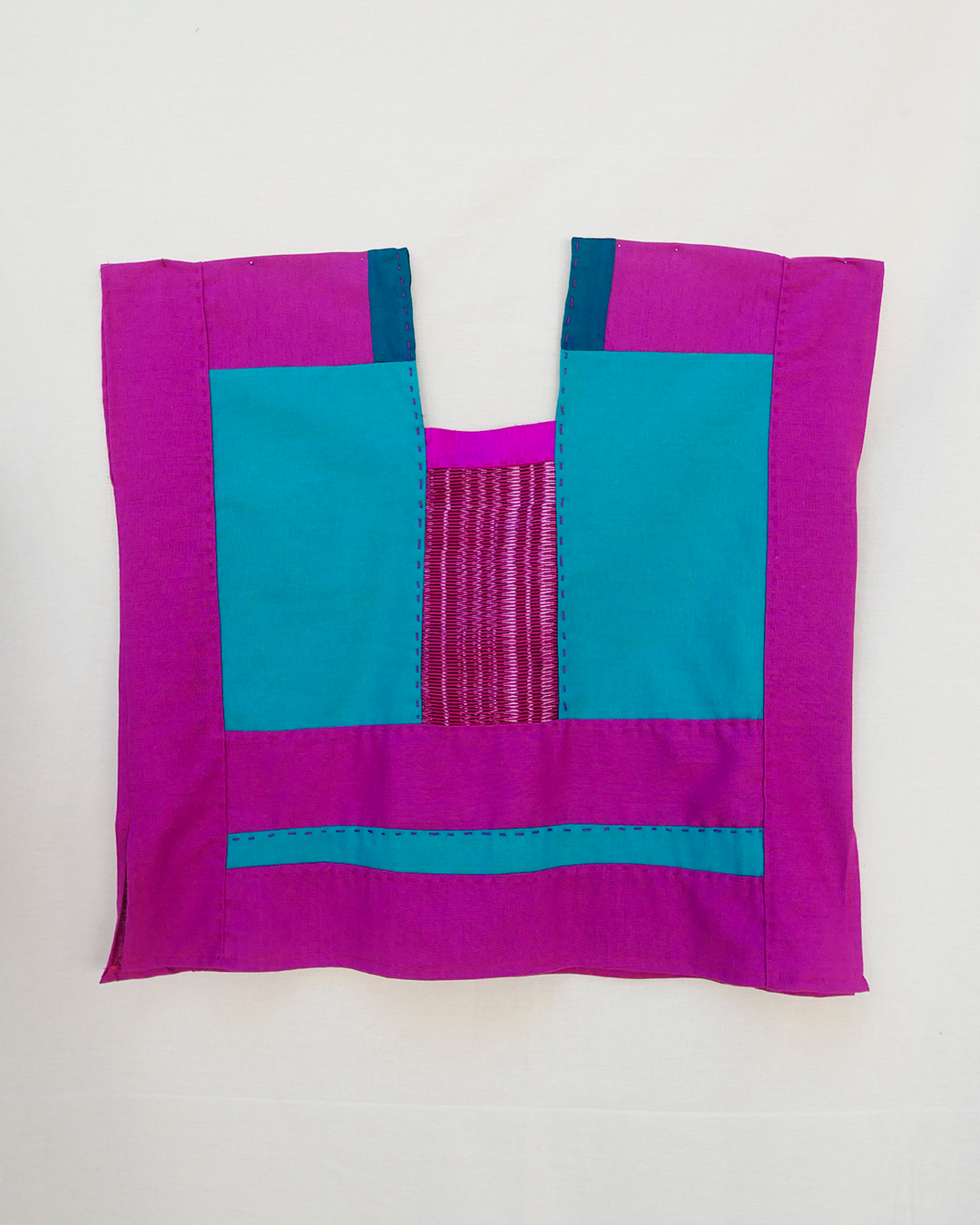 Huipil de lino rosa con integración de rebozo rosa y seda.