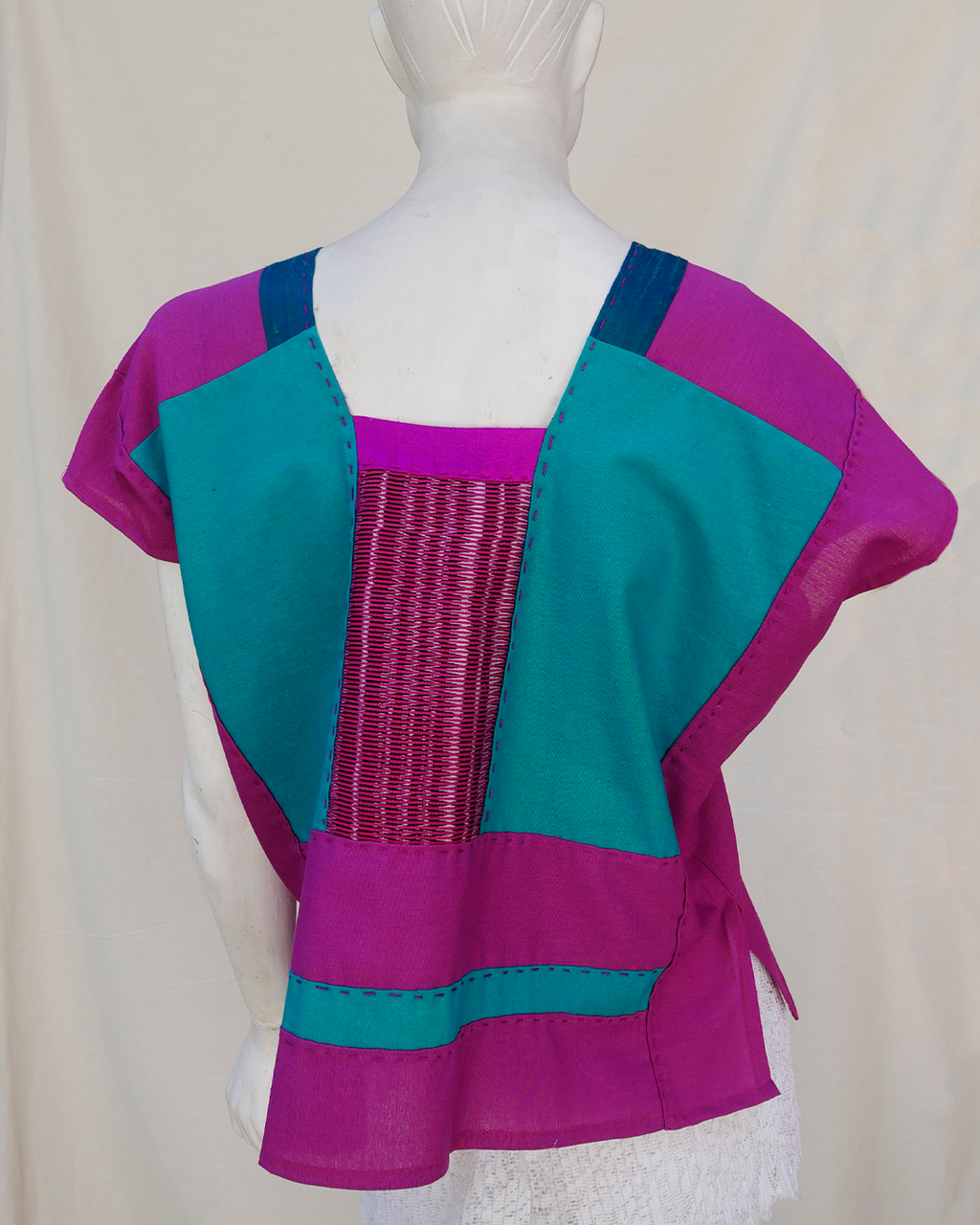 Huipil de lino rosa con integración de rebozo rosa y seda.