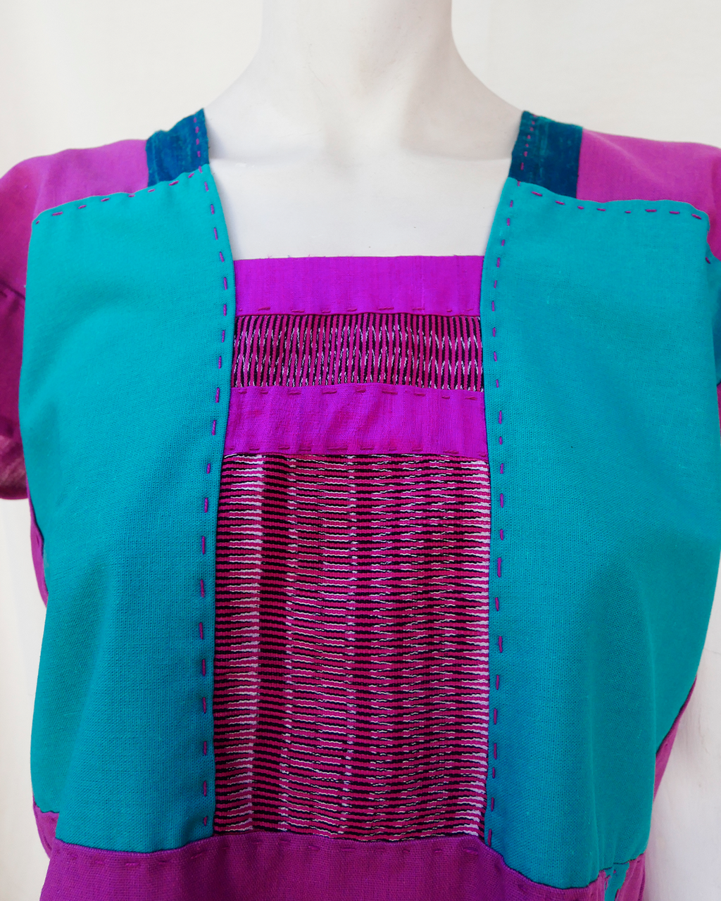 Huipil de lino rosa con integración de rebozo rosa y seda.