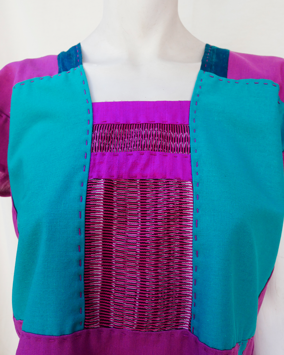 Huipil de lino rosa con integración de rebozo rosa y seda.