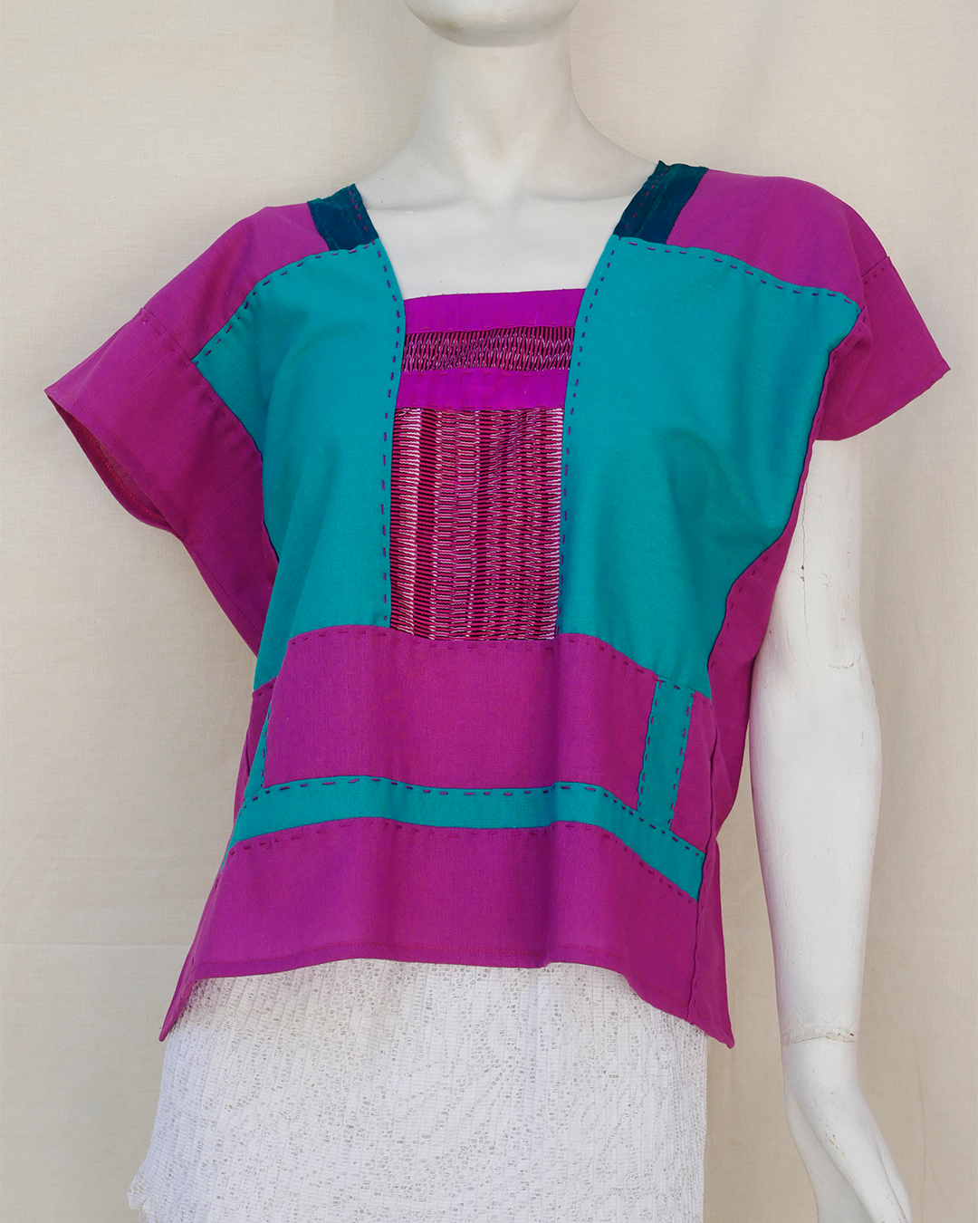 Huipil de lino rosa con integración de rebozo rosa y seda.