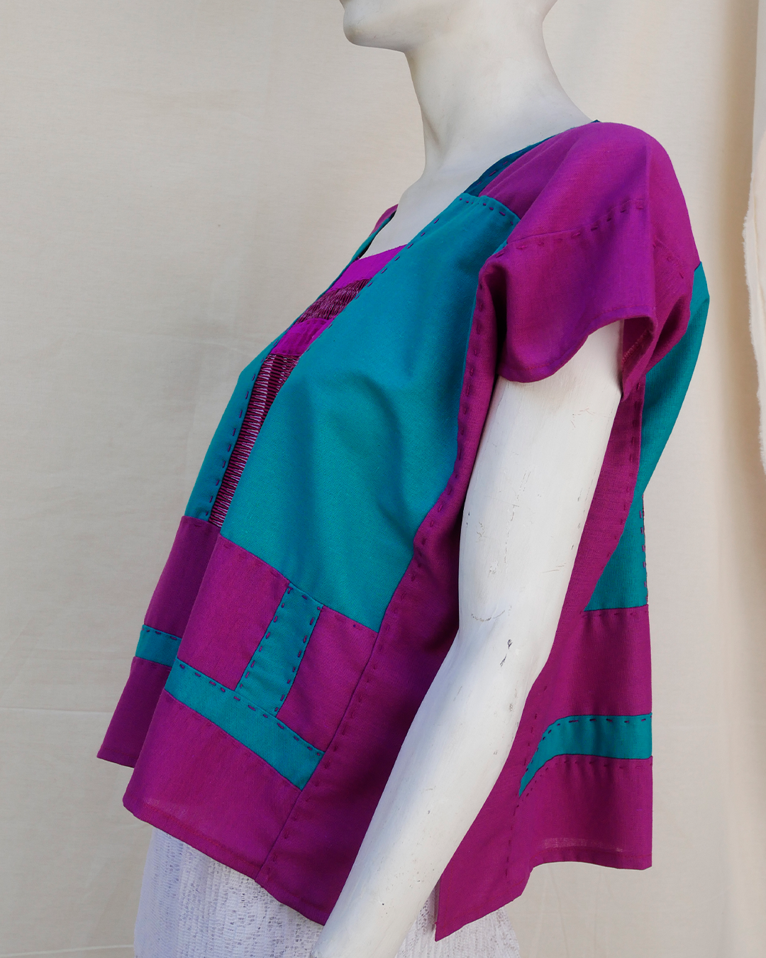 Huipil de lino rosa con integración de rebozo rosa y seda.