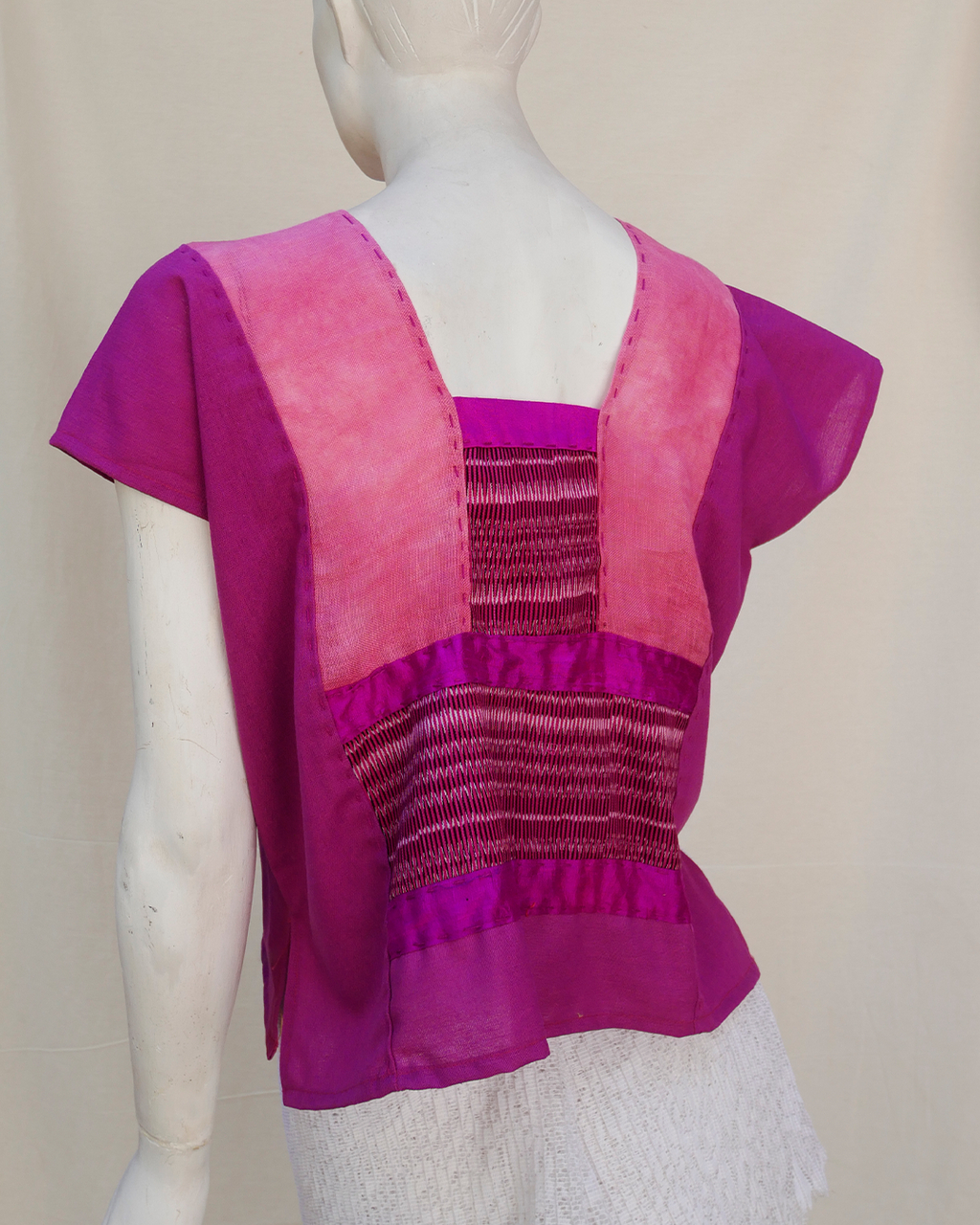 Huipil rosa con lino, algodón, seda y rebozo.