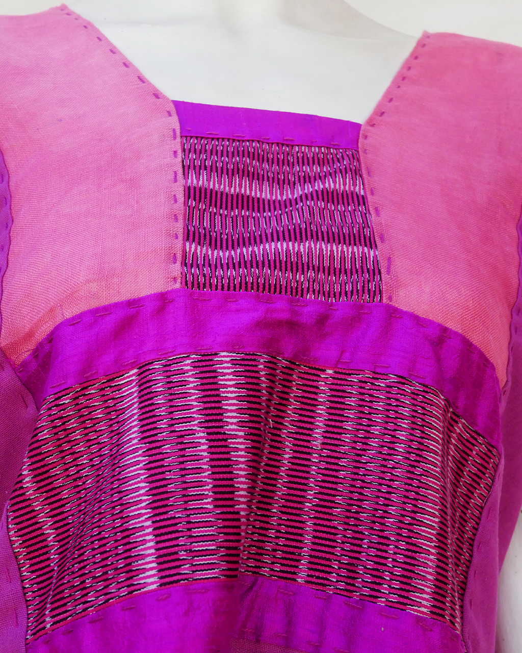 Huipil rosa con lino, algodón, seda y rebozo.