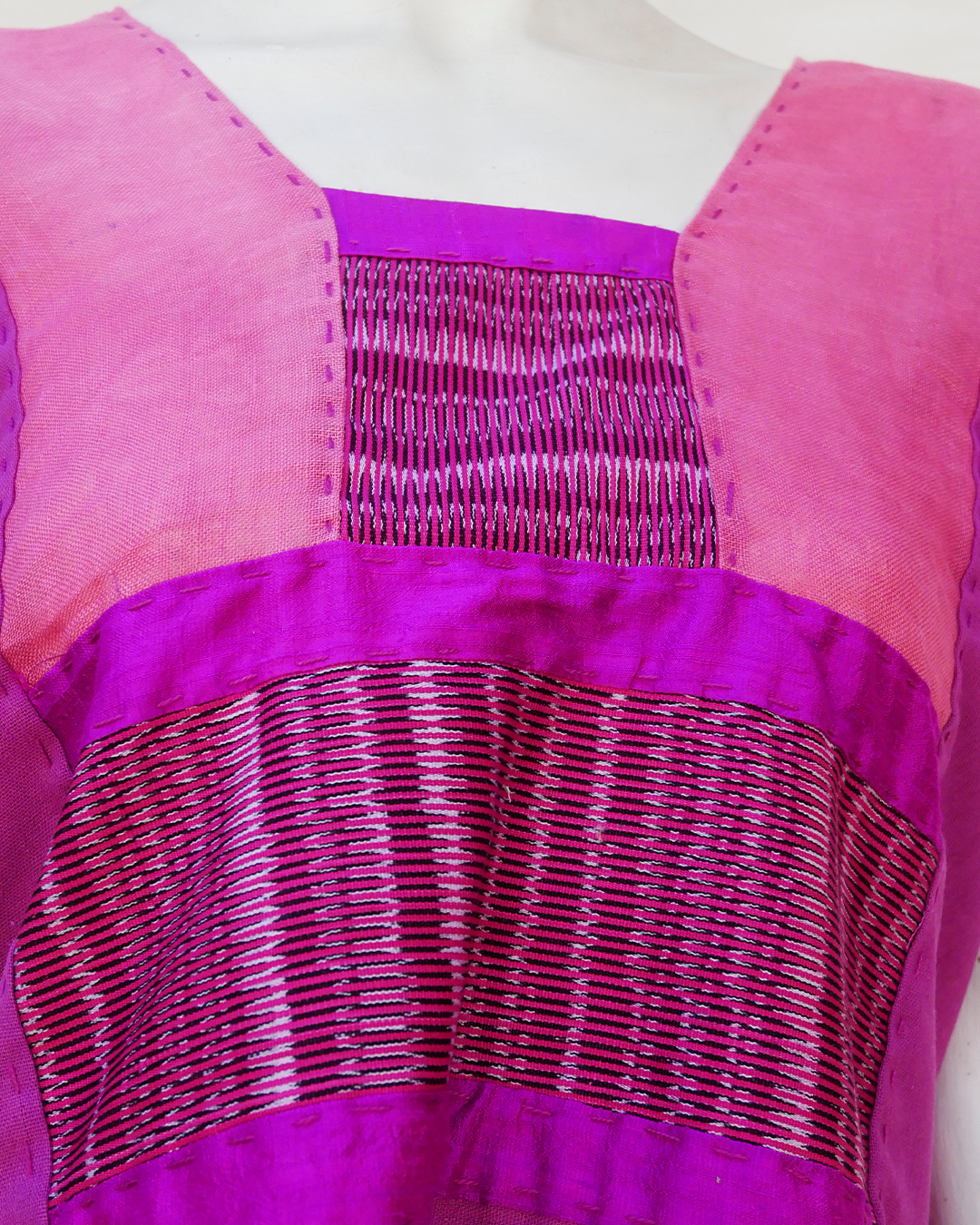 Huipil rosa con lino, algodón, seda y rebozo.