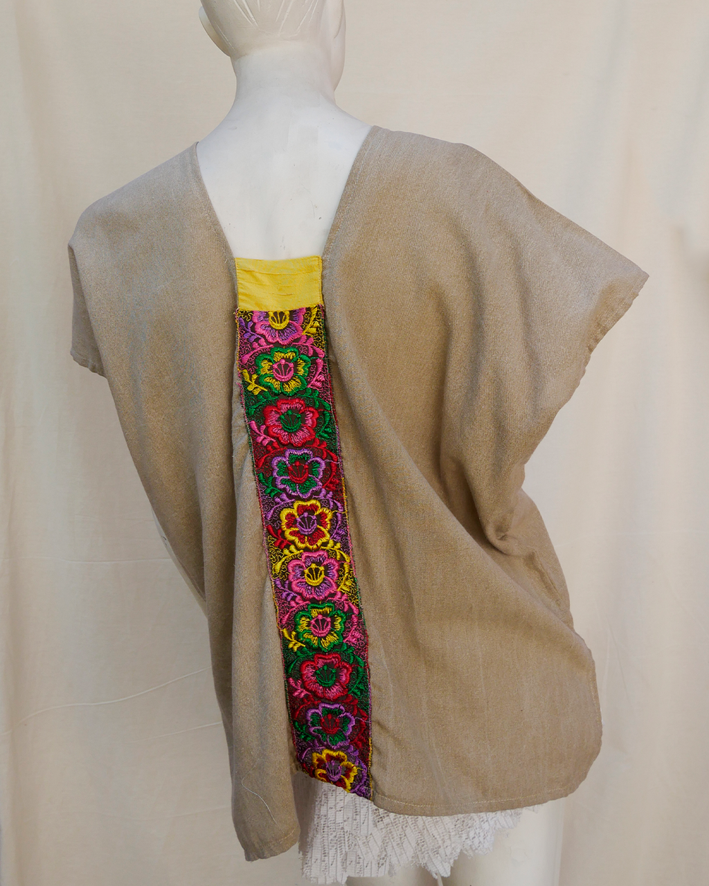 Huipil de algodón con bordado de Oaxaca con seda.