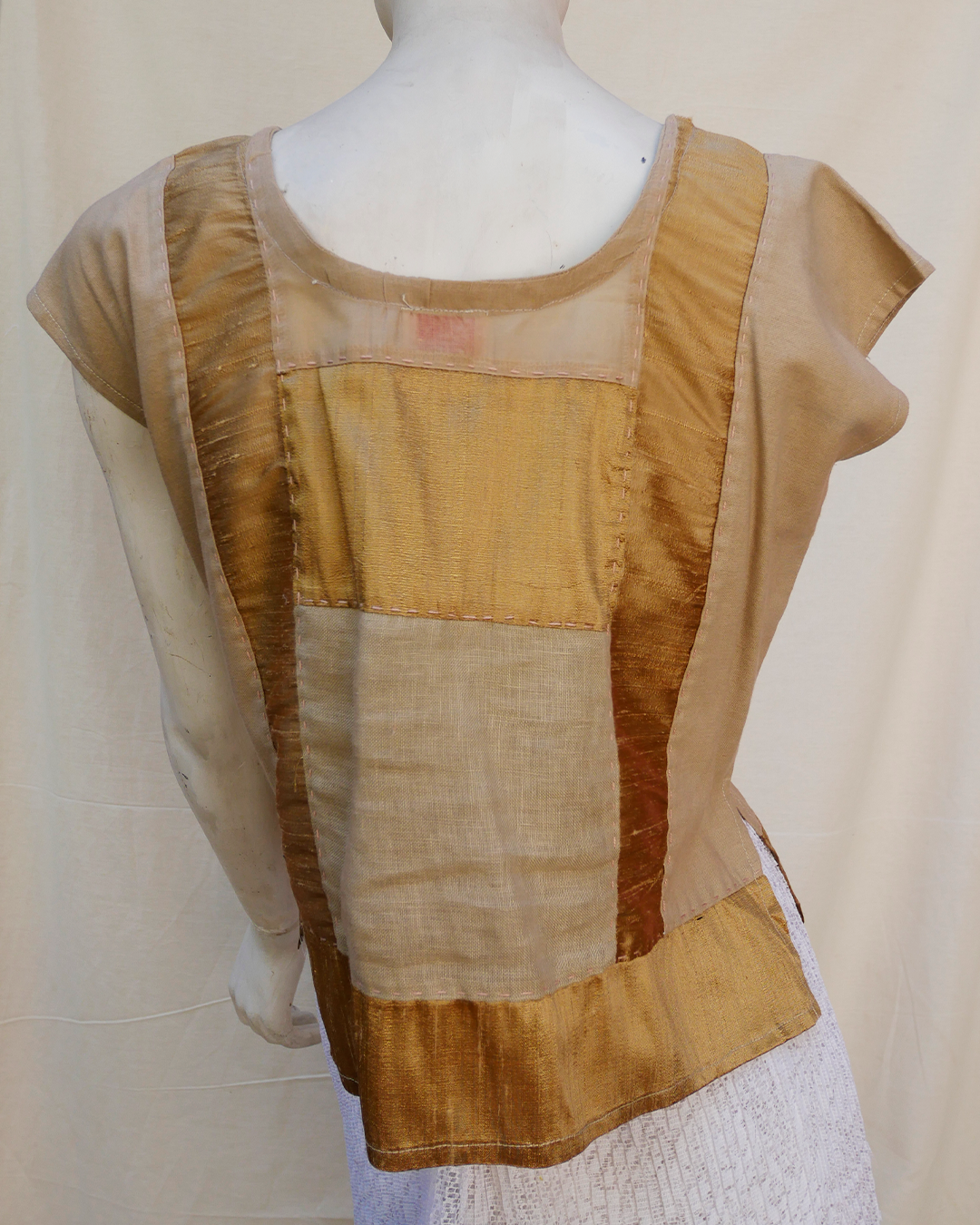 Huipil de seda con lino color dorado con beige.