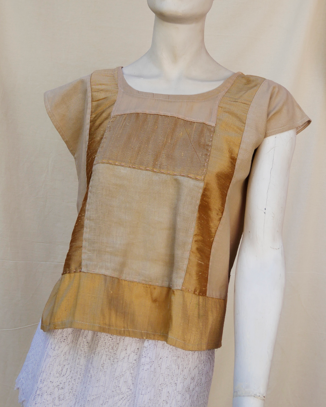 Huipil de seda con lino color dorado con beige.