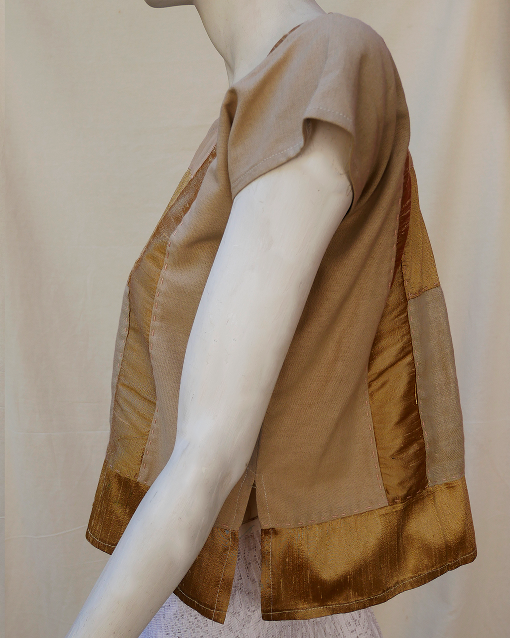 Huipil de seda con lino color dorado con beige.