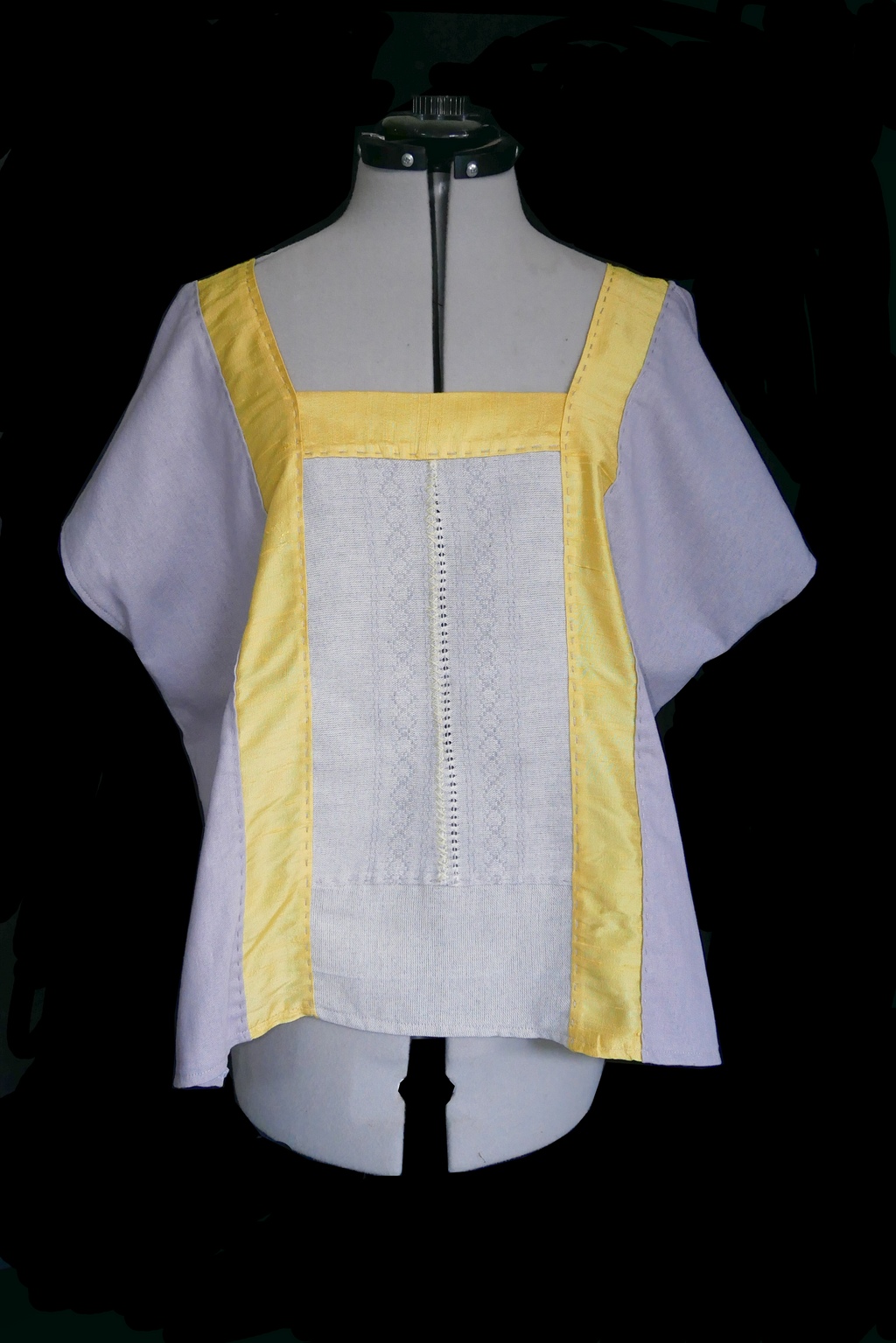 Huipil con seda amarillo.