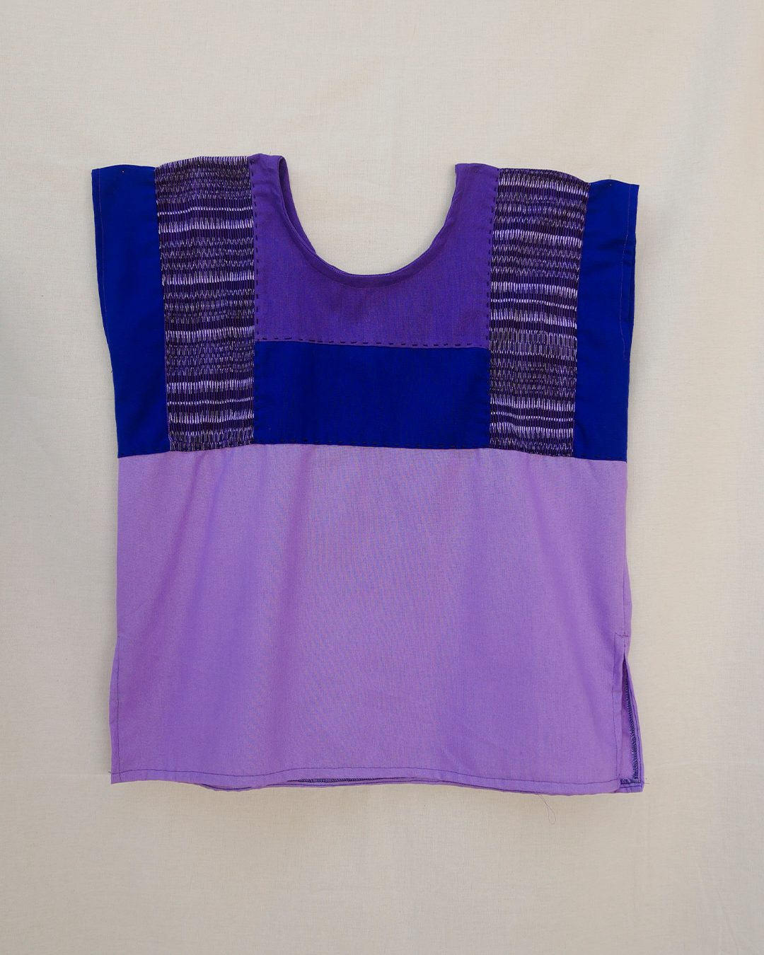 Huipil con lino color violeta y azul con integración de rebozo.