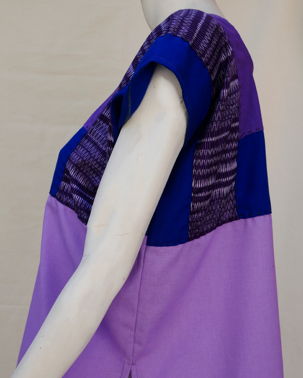Huipil con lino color violeta y azul con integración de rebozo.