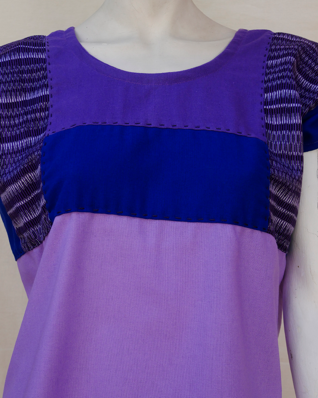 Huipil con lino color violeta y azul con integración de rebozo.