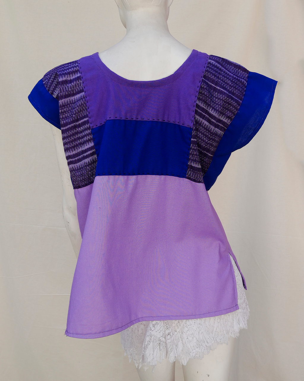 Huipil con lino color violeta y azul con integración de rebozo.
