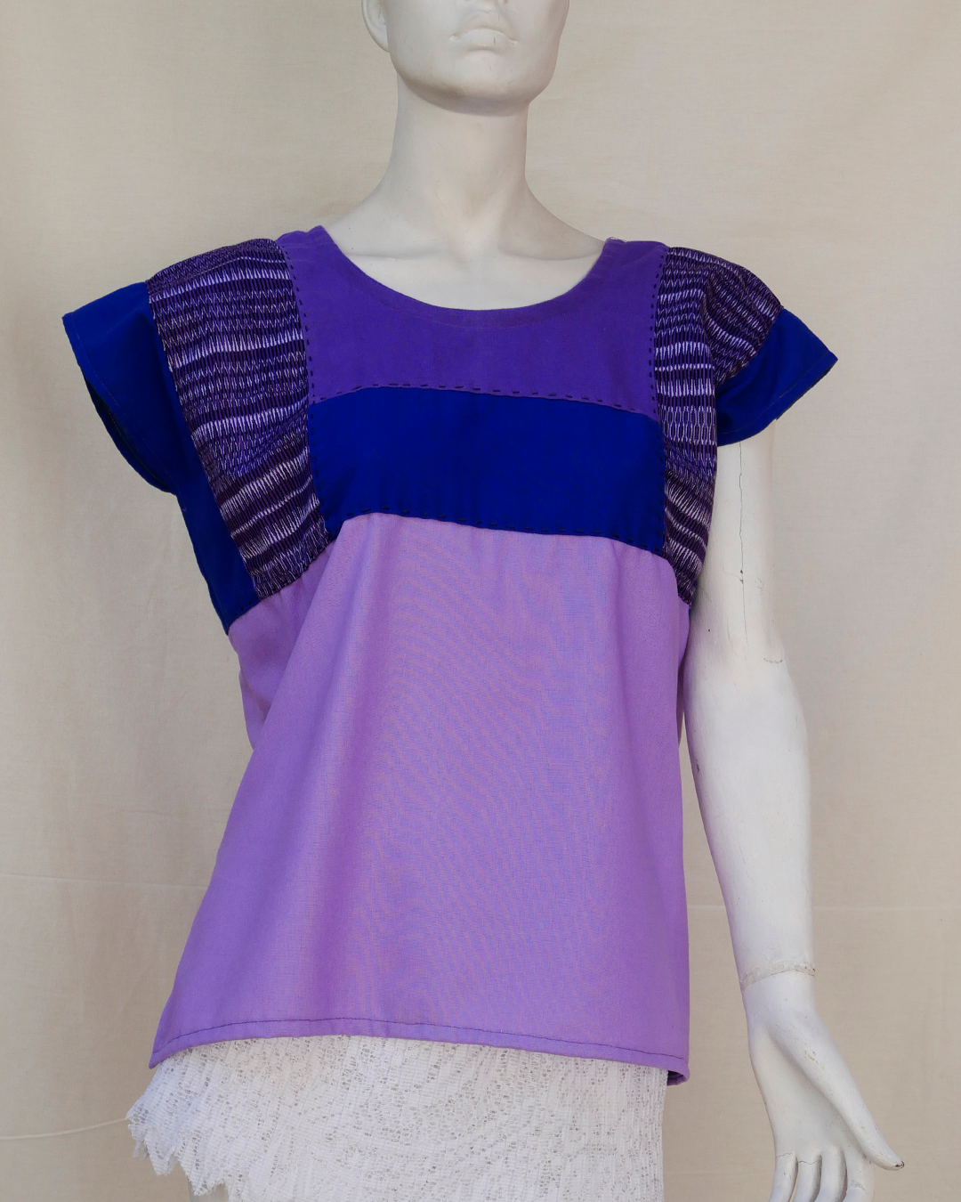 Huipil con lino color violeta y azul con integración de rebozo.