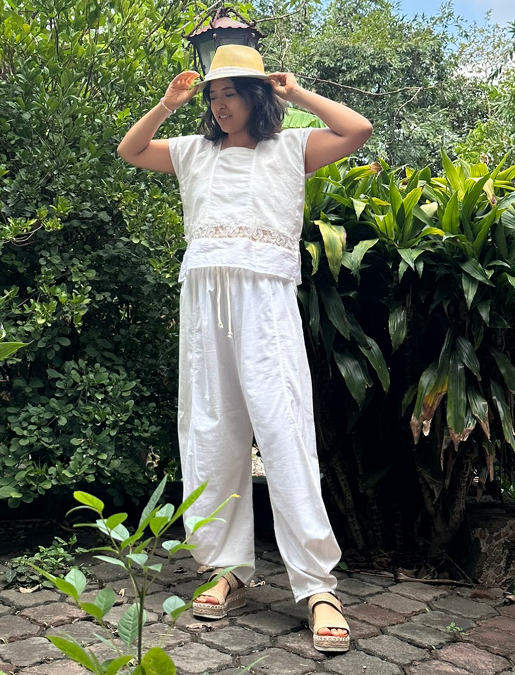 Huipil blanco de seda y encaje hecho a mano.