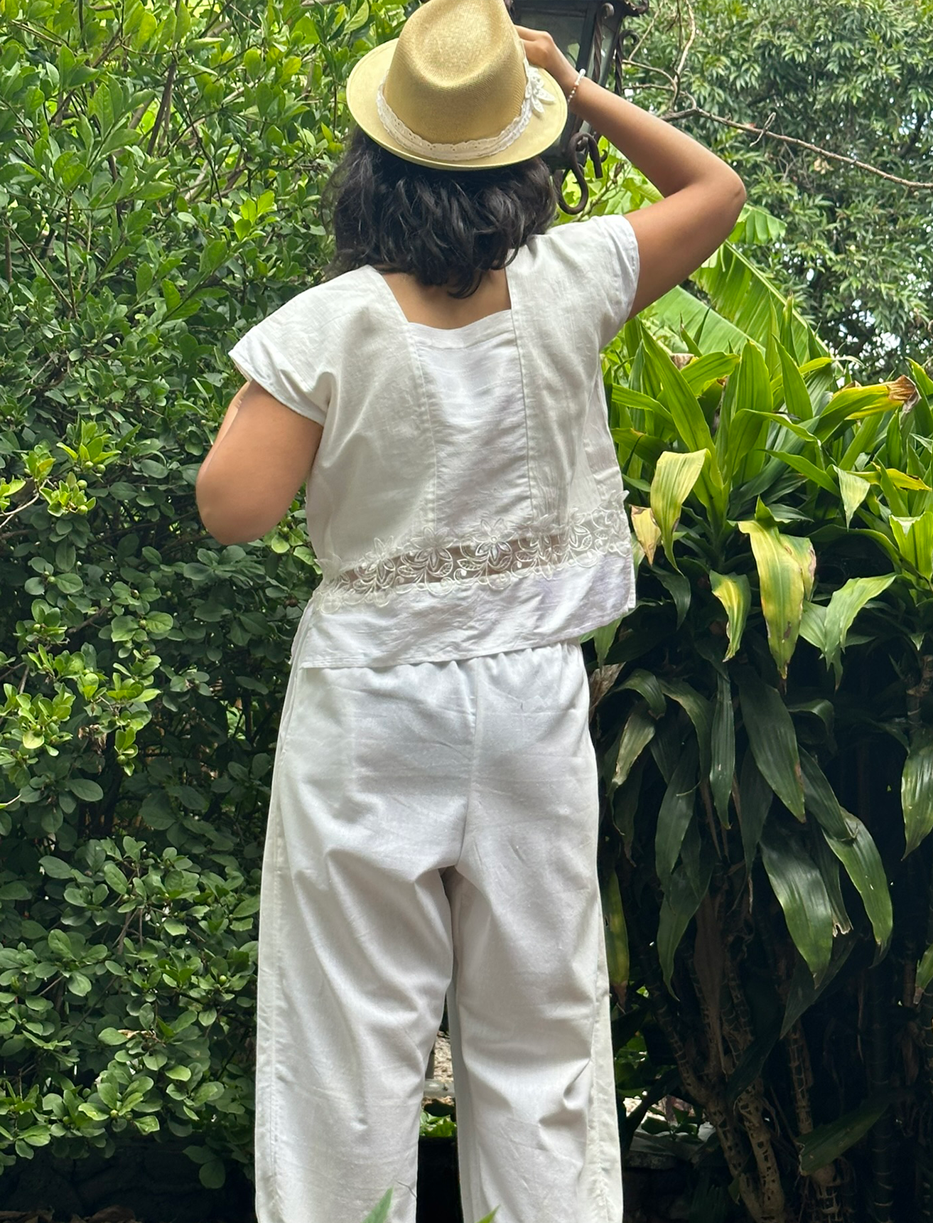 Huipil blanco de seda y encaje hecho a mano.