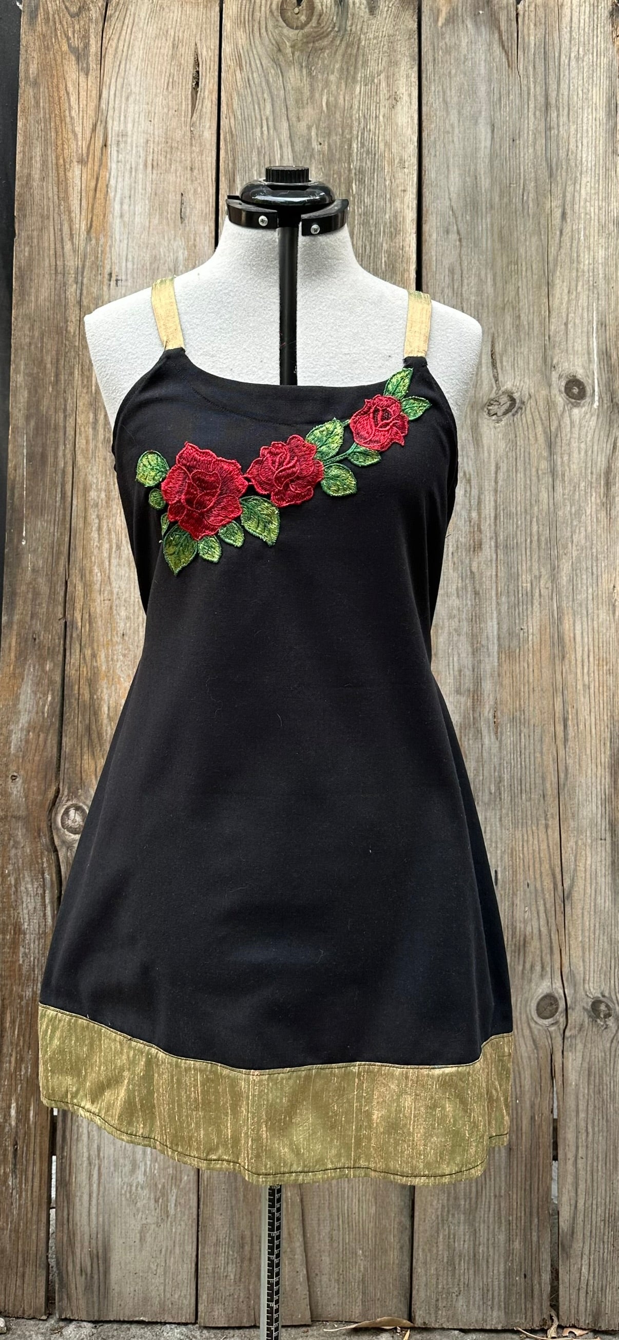 Vestido corto de lino negro con seda verde olivo.