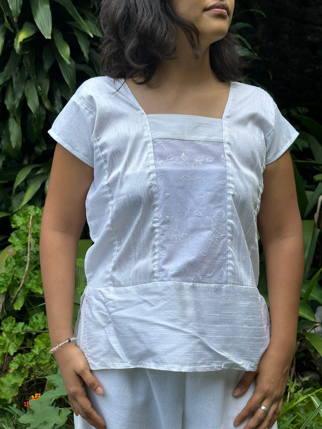 Huipil blanco de seda con lino.