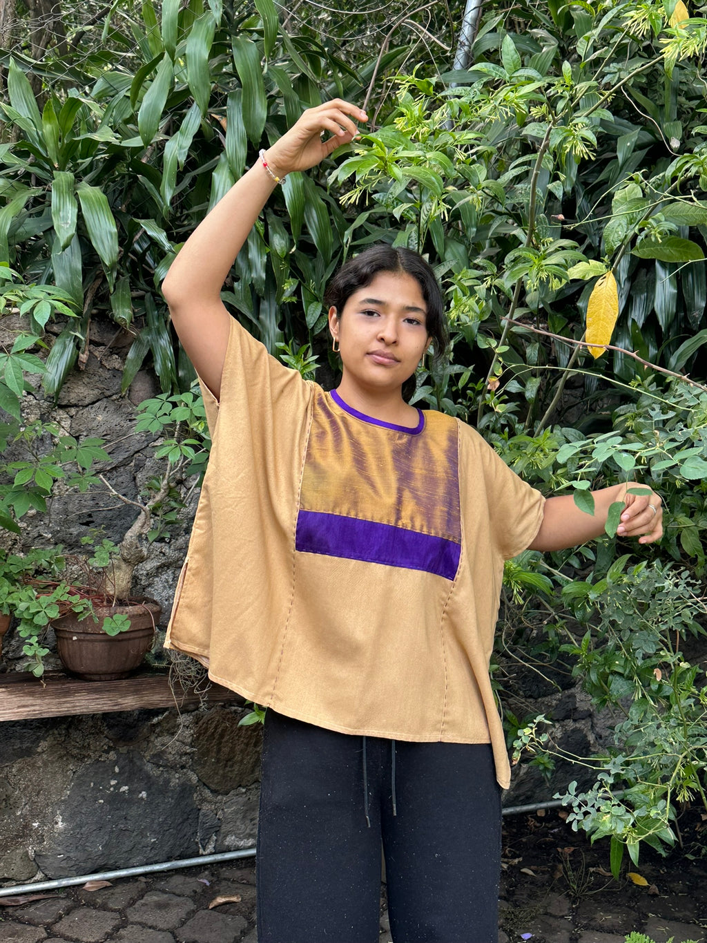 Huipil - Seda dorada con azul.