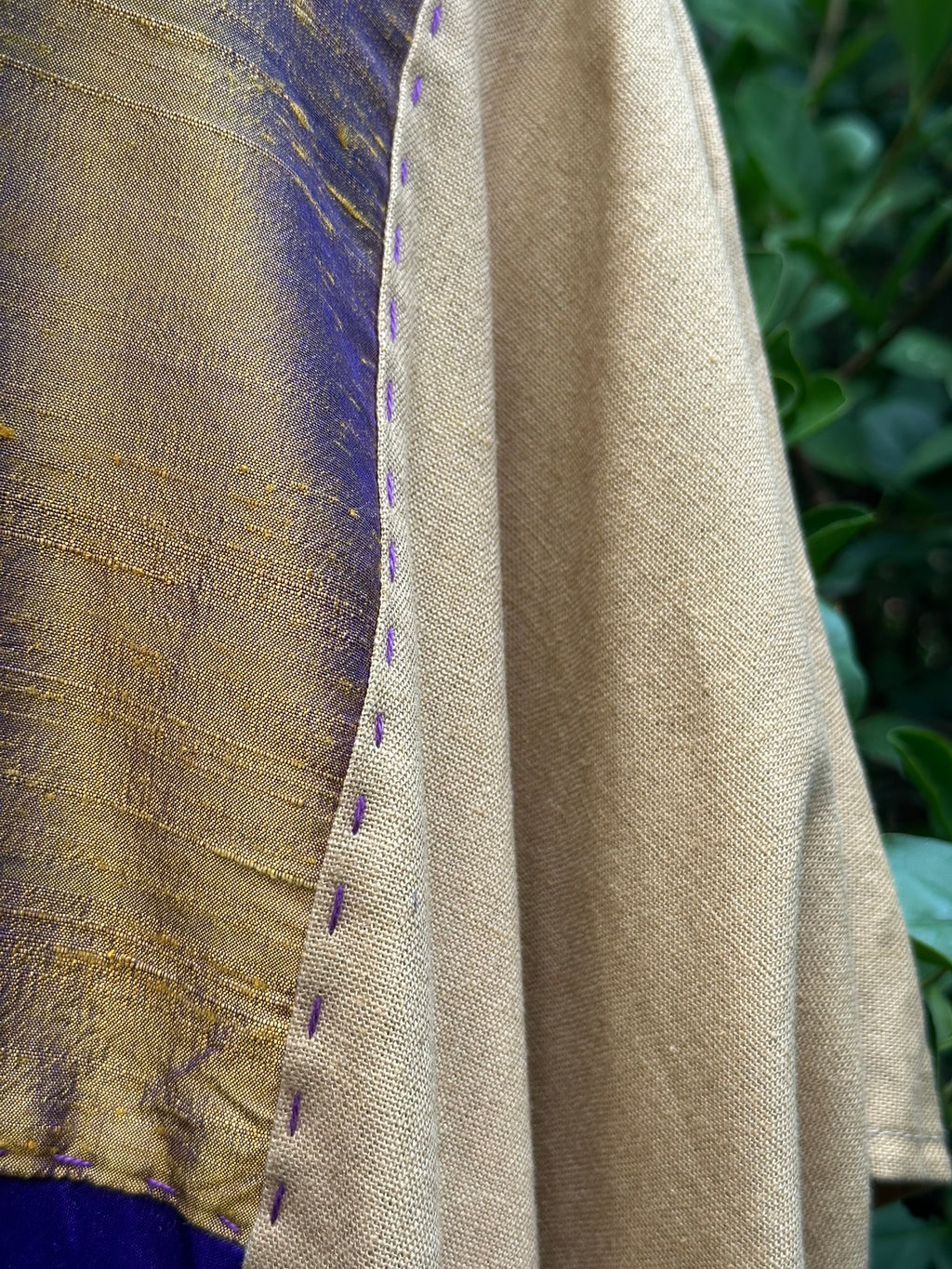 Huipil - Seda dorada con azul.