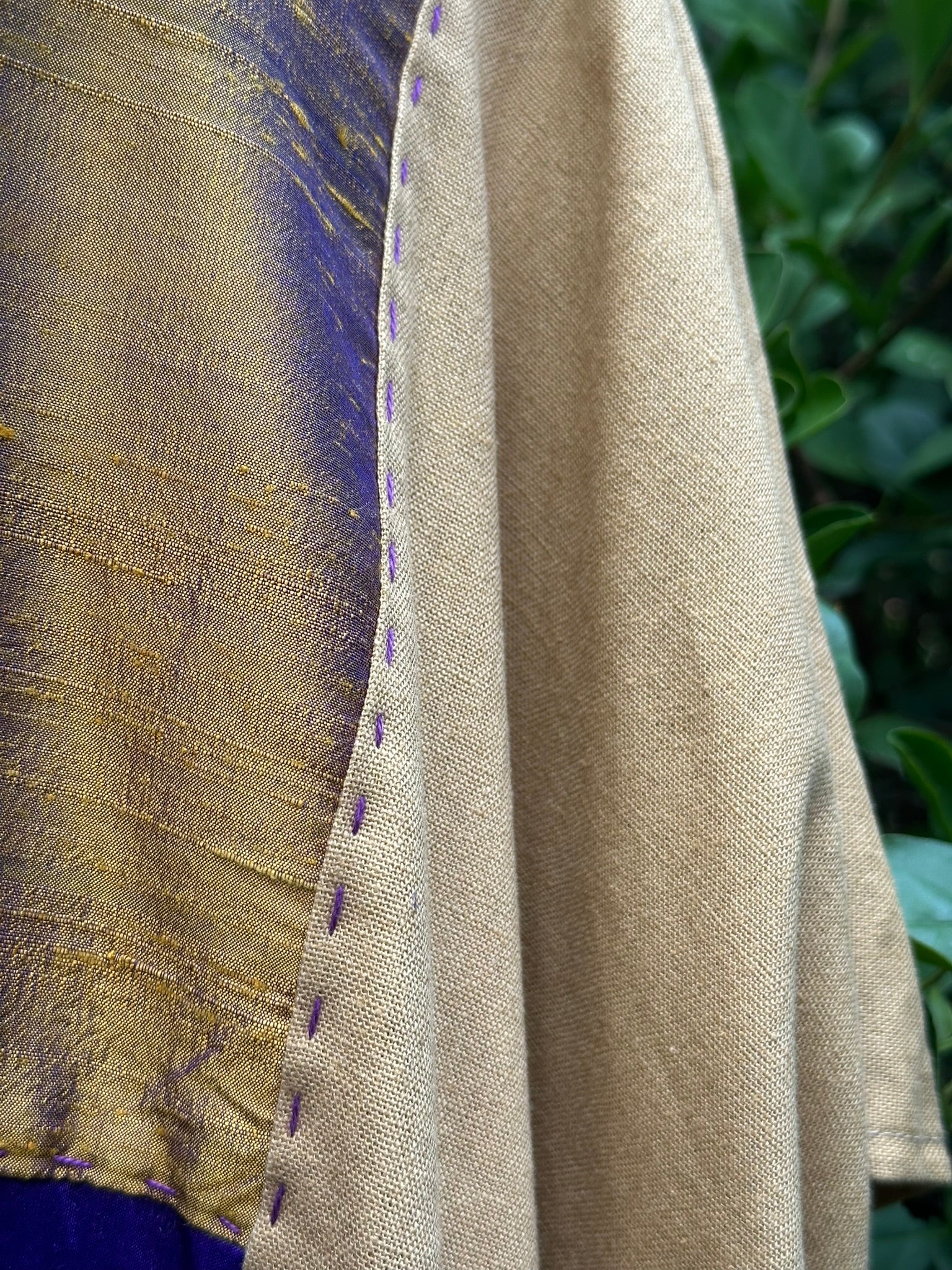 Huipil - Seda dorada con azul.