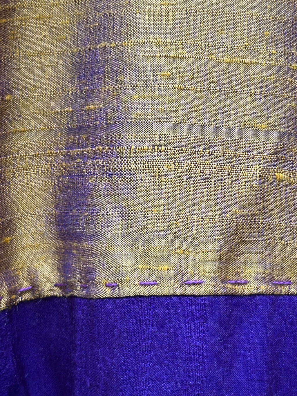 Huipil - Seda dorada con azul.