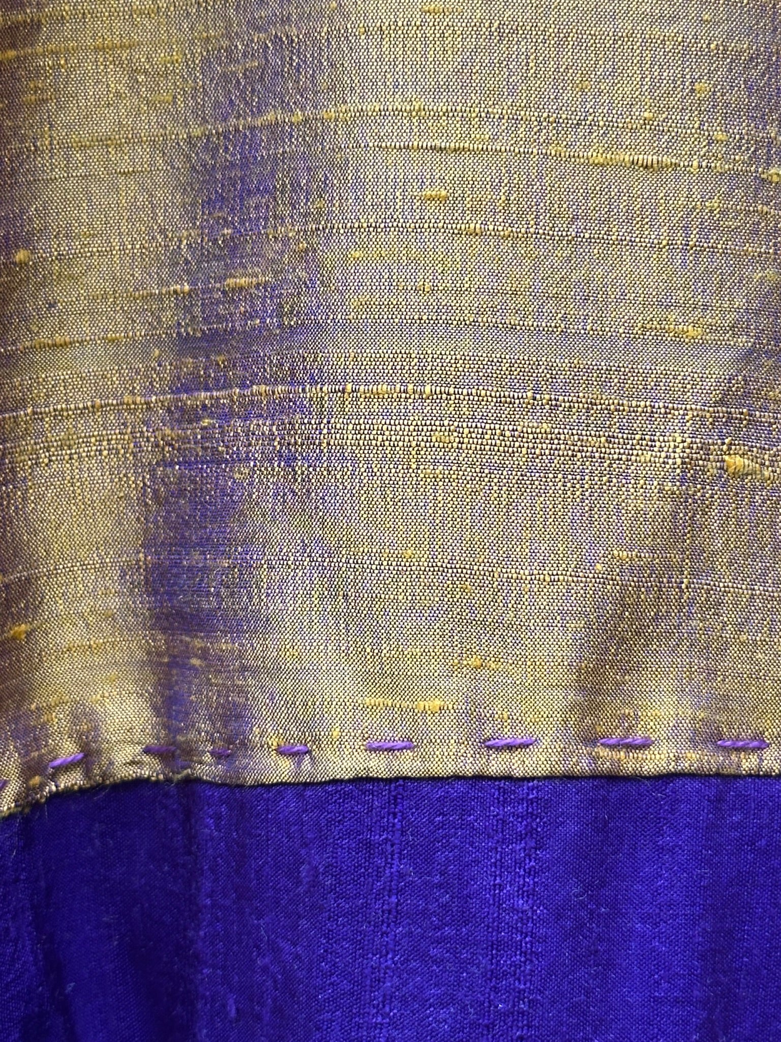 Huipil - Seda dorada con azul.