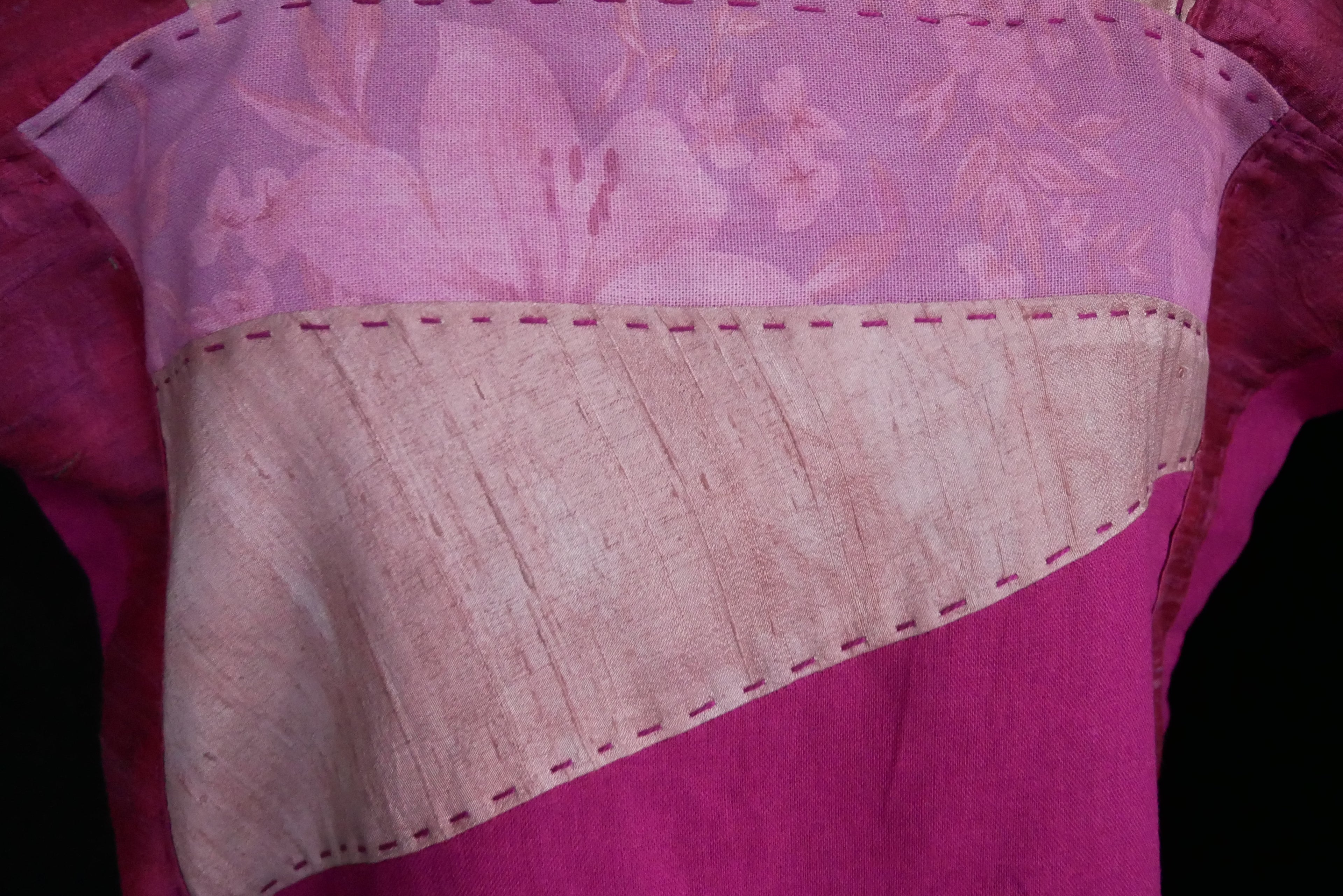 Huipil rosa con lino estampado y seda.