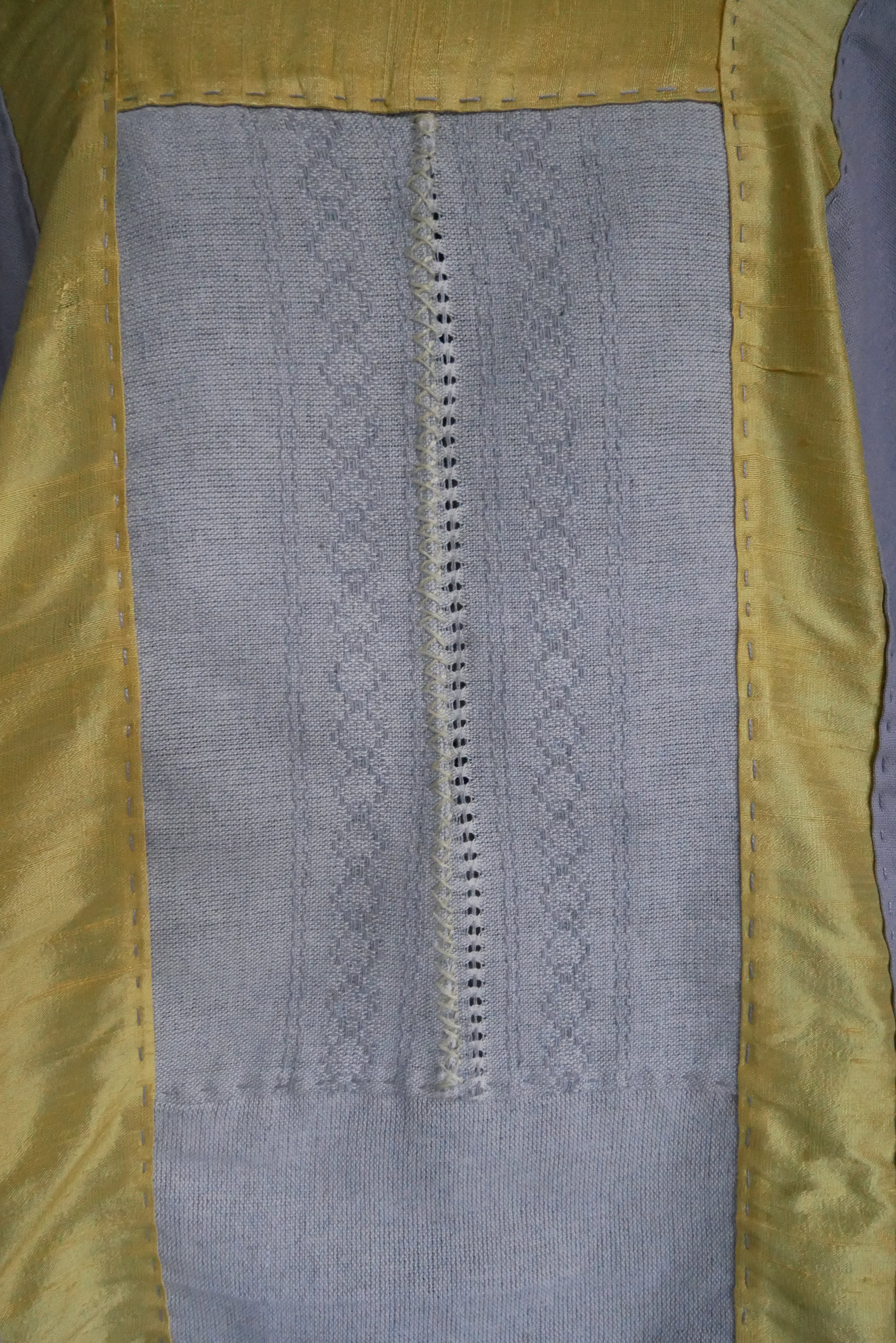 Huipil con seda amarillo.