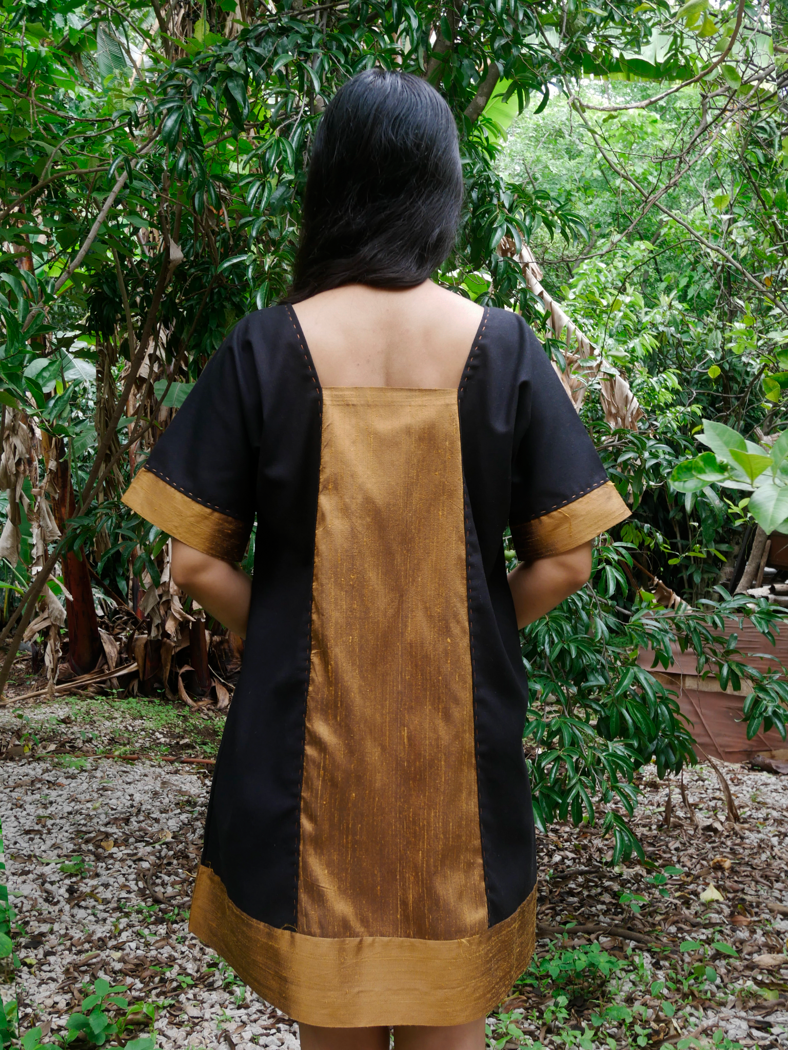 Vestido corto con seda y rebozo.