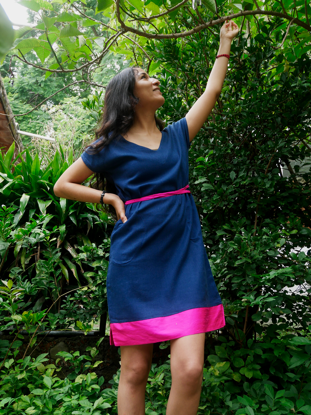 Vestido de lino azul con seda rosa mexicano.