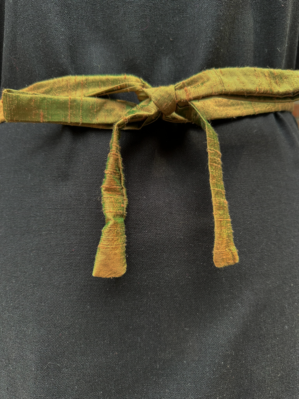 Vestido corto de lino negro con seda verde olivo.