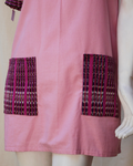 Vestido de lino rosa con rebozo.